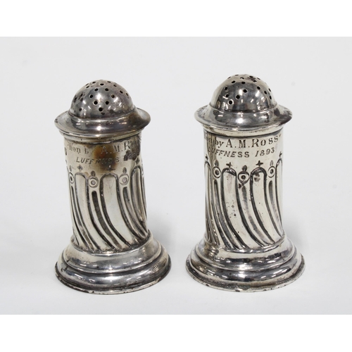 43 - A pair of novelty silver tankard pepper pots, London 1890, 6.5cm (2)