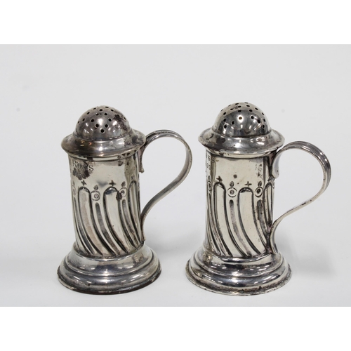 43 - A pair of novelty silver tankard pepper pots, London 1890, 6.5cm (2)