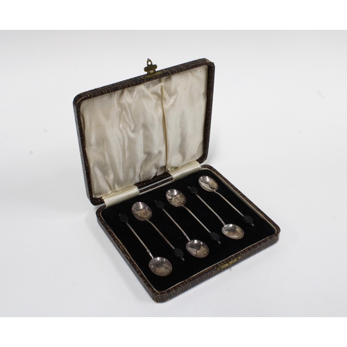 27 - A cased set of six silver coffee bean handled spoons, Birmingham 1926 (6)