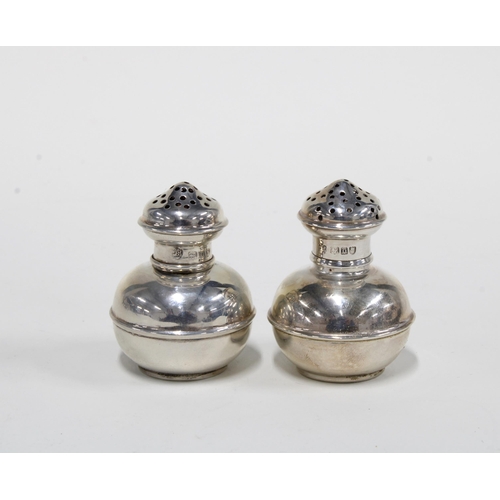 28 - A cased set of six silver pepper pots, London 1909, 4.5cm