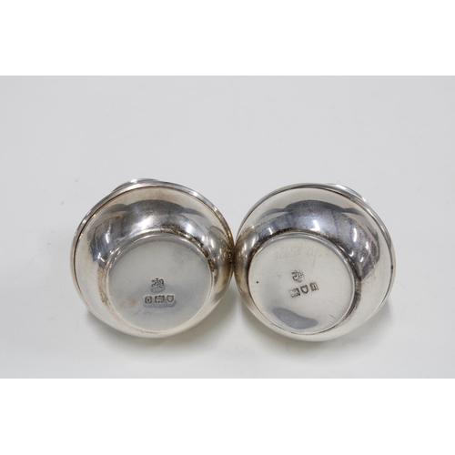 28 - A cased set of six silver pepper pots, London 1909, 4.5cm