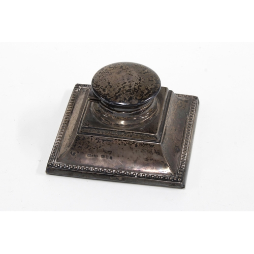 33 - George V silver inkwell, square form with hinged lid and a clear glass liner, London 1926, 8cm