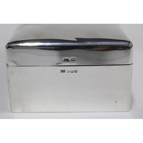 35 - George V silver table cigarette box, Walker & Hall,  Sheffield 1935, 14 x 9cm