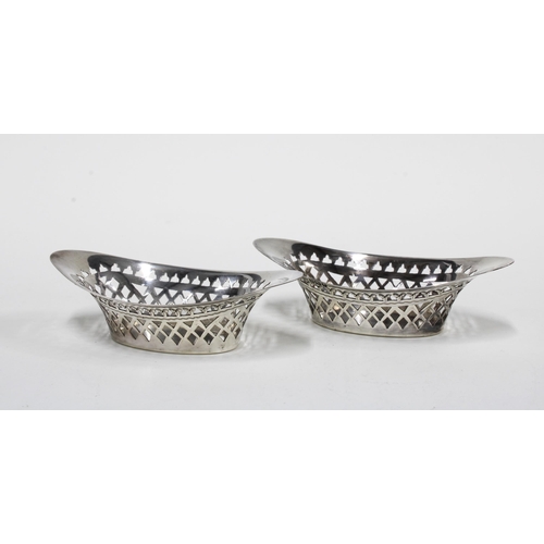 37 - A pair of Edwardian silver oval pierced bonbon dishes, Sheffield 1907, 11cm long (2)