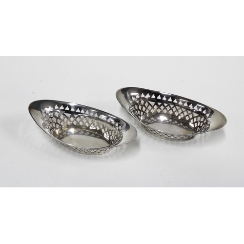 37 - A pair of Edwardian silver oval pierced bonbon dishes, Sheffield 1907, 11cm long (2)