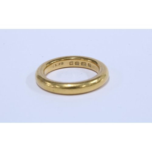 13 - An Edwardian 22ct gold wedding band, London 1908