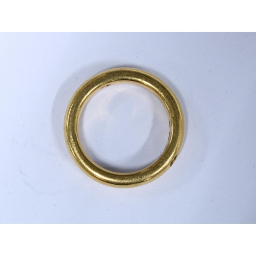 13 - An Edwardian 22ct gold wedding band, London 1908