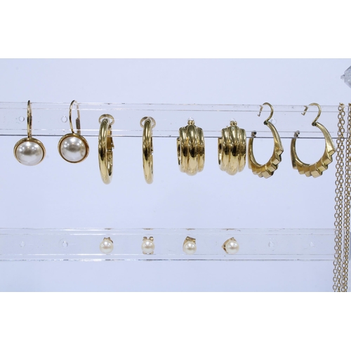18 - Six pairs of yellow metal earrings, a yellow metal chain necklace and another with a broken link  (8... 