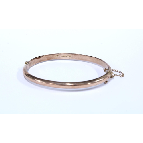 2 - An Edwardian 9ct gold bangle with foliate engraved pattern, Birmingham 1905, with fitted box