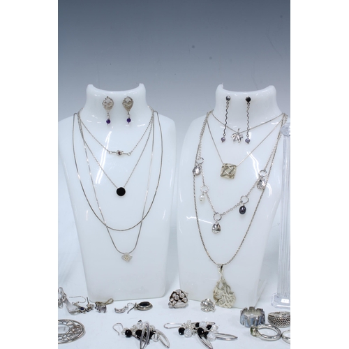 21 - A collection of silver jewellery to include bracelets, bangles, earrings and necklaces, etc (a lot)