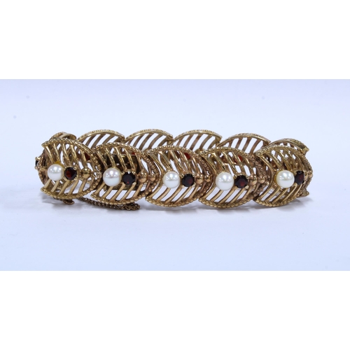 31 - 9ct gold bracelet with garnets and faux pearls, stamped 9ct