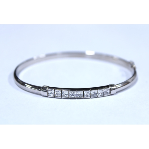 32 - 9ct gold bangle, stamped 375 and a 9ct white gold bangle, stamped 9k (2)