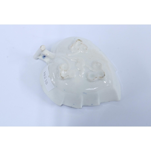 133 - English 18 / 19th century blue and white pickle dish,  9 x 4cm