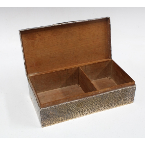 92 - An Edwardian silver table cigarette box, cedar lined, London 1909, 24 x 12cm