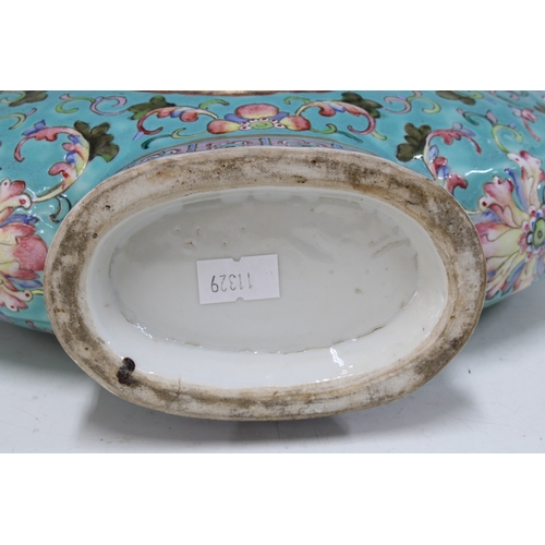 128 - A Chinese Qing Dynasty Famille Rose turquoise-ground moon vase, painted with female courtly attendan... 