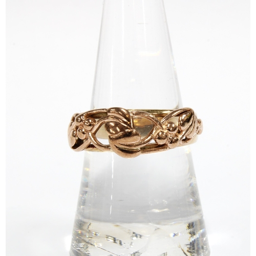 18 - CLOGAU of Wales, a 9ct yellow and rose gold ring with leaf design, with Clogau presentation ring box