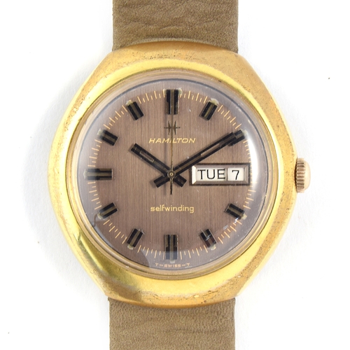 79 - A GENTLEMAN'S STEEL AND GOLD PLATED HAMILTON WRIST WATCH 
CIRCA 1970s, BROWN DIAL WITH DAY DATE APER... 