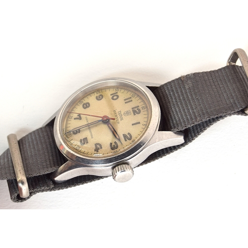 90 - A GENTLEMAN'S STAINLESS STEEL TUDOR OYSTER WRIST WATCH
CIRCA 1945, REF 4453, IVORY DIAL WITH PAINTED... 