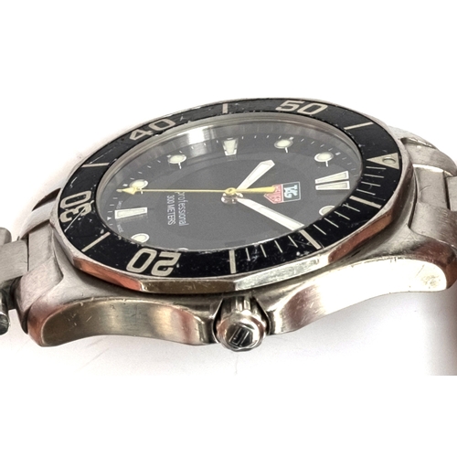 98 - A GENTLEMAN'S STAINLESS STEEL TAG HEUER QUARTZ DIVERS WRIST WATCH
CIRCA 2000s, REF WAB1112, black di... 