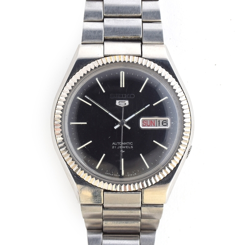 639 - A SEIKO 5 AUTOMATIC DAY DATE WATCH
Circa 1970s, diameter 37mm, screw back, with Seiko integral steel... 