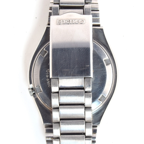 639 - A SEIKO 5 AUTOMATIC DAY DATE WATCH
Circa 1970s, diameter 37mm, screw back, with Seiko integral steel... 