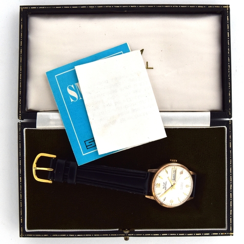 628 - A SMITHS ASTRAL 9CT GOLD DAY DATE GENTLEMAN'S WRIST WATCH
Circa 1970s, silvered dial with Arabic num... 