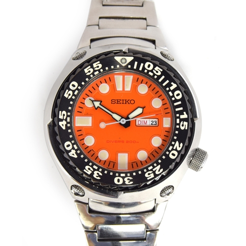 643 - A SEIKO GENTLEMAN'S SAWTOOTH QUARTZ STEEL 200M DIVER'S WATCH
Orange dial with bold block and disc ba... 