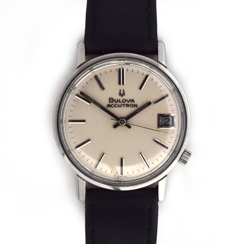 584 - A BULOVA ACCUTRON GENTLEMAN'S STEEL ELECTRONIC WATCH WITH DATE
Dated 1969, silvered dial with raised... 