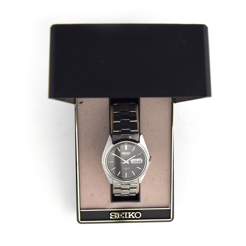 645 - A SEIKO GENTLEMAN'S STEEL AUTOMATIC DAY DATE WATCH
Black dial with baton markers, in original box
Mo... 