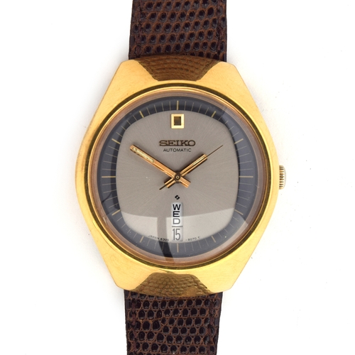 646 - A SEIKO GOLD PLATED GENTLEMAN'S AUTOMATIC DAY DATE WATCH
Unusual two-tone dial with day date at six ... 