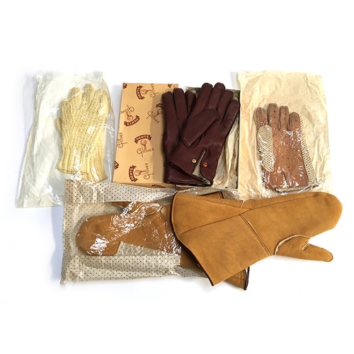 580 - A pair of sheepskin driving gauntlets, a pair of mustard string hunting gloves, a pair of leather an... 