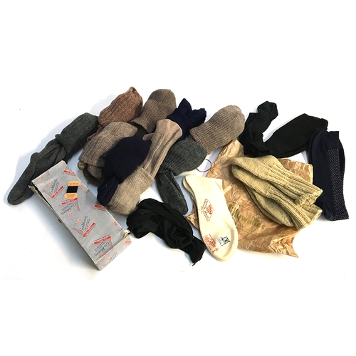 583 - Coxmoore fine hosiery and knitwear for men box, containing three pairs of mens wool socks, and one p... 