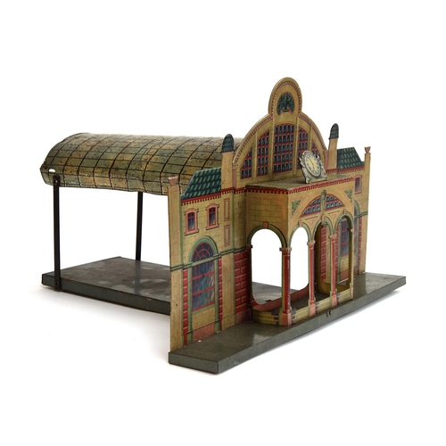 877 - An O gauge tinplated continental style train station by Gebruder Bing, 20cmH