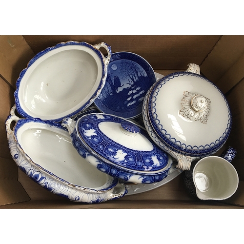 136 - A mixed lot of blue and white ceramics, to include Wedgwood Arcade, Allertons tureens, and two Royal... 