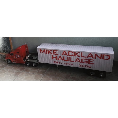 1007 - A very large remote controlled 1/12 scale haulage lorry 'Hua Peng R/C Tow Trucks set', 52