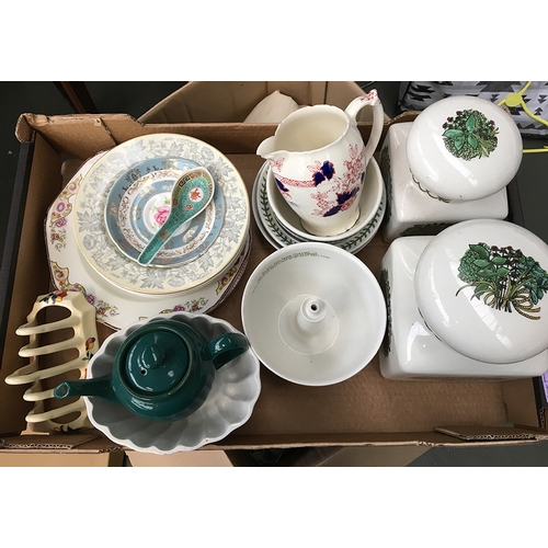 89A - A mixed lot of ceramics to include Royal Worcester Evesham, Portmeirion Botanic Garden, ceramic jell... 