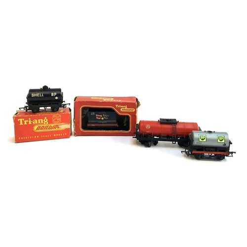 886 - A Triang OO gauge R210 Shell BP Fuel Oil Tank Wagon Black, with box; together with a Triang OO gauge... 