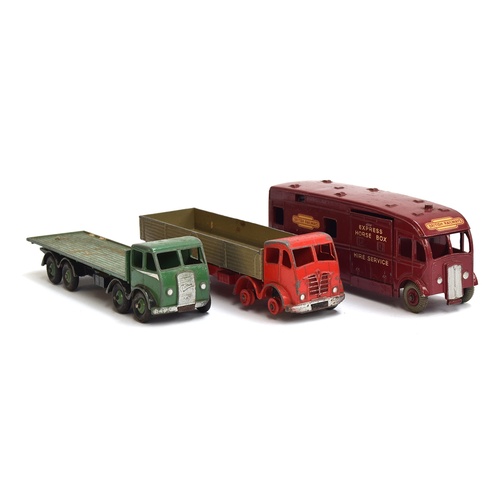 928 - A Meccano ltd Dinky Toy Horse-Box (581), Dinky Foden flat bed truck (905) and Dinky Foden 8 wheel wa... 