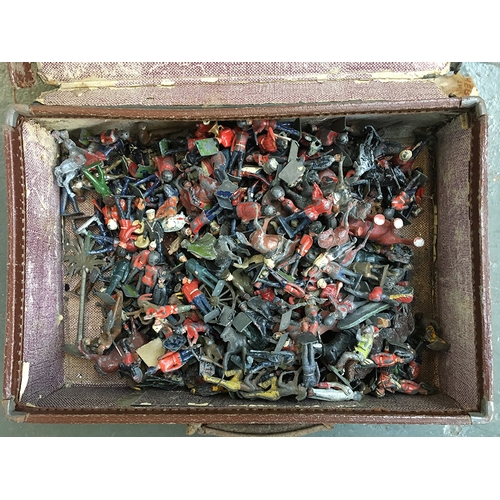 996 - A very large quantity of cast metal toy soldiers