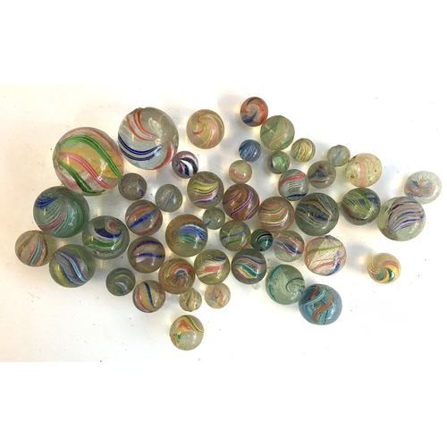 1047 - A large lot of 46 19th century marbles of various sizes (af), to include latticinio core swirls (whi... 