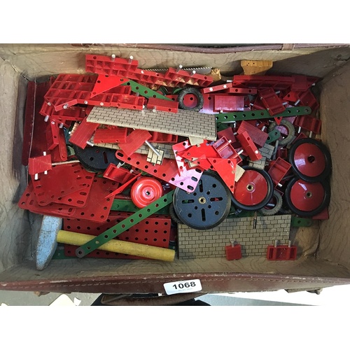 1068A - A suitcase filled with Meccano