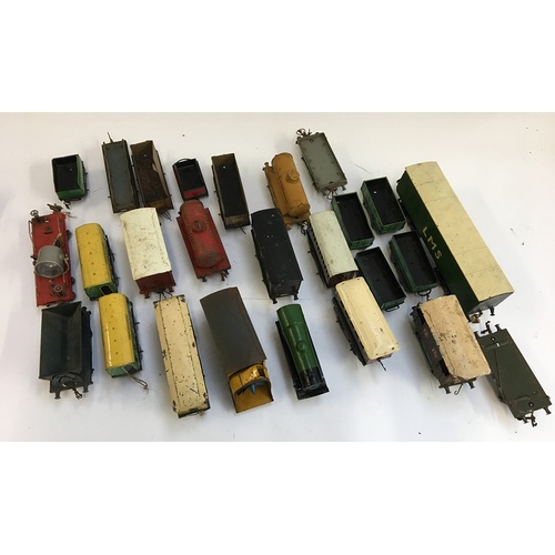 890 - A mixed lot of approx. 25 Hornby O gauge carriages and wagons (af), to include a Madison Pullman car... 