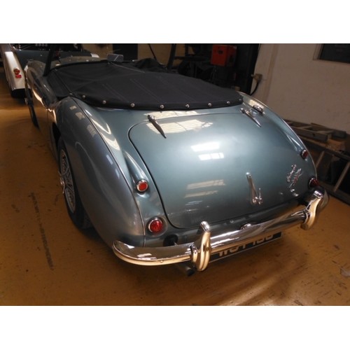 585 - 10% BUYER'S COMMISSION. CAN BE DRIVEN AWAY.

A 1961 Austin Healey 3000 MkII BT7, finished in classic... 