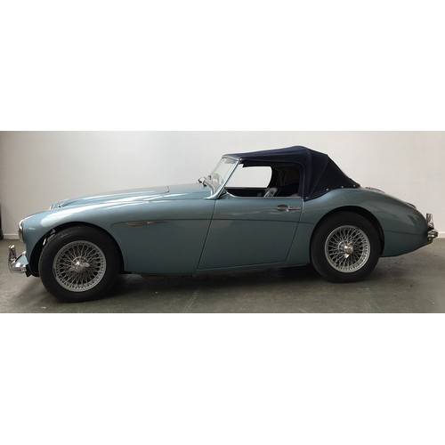 585 - 10% BUYER'S COMMISSION. CAN BE DRIVEN AWAY.

A 1961 Austin Healey 3000 MkII BT7, finished in classic... 