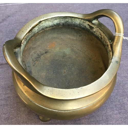 164 - A Chinese brass censer with twin loop handles, with Xuande seal to base, 16.5cm high, approx. 2.5kg
... 