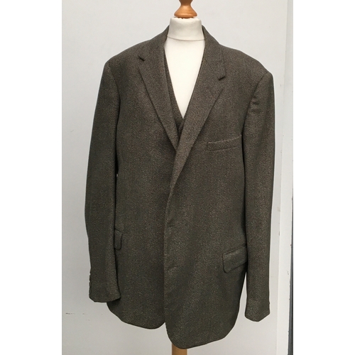 613 - A gent's three piece tweed suit tailored by Moss Bros. (1966), 38-40