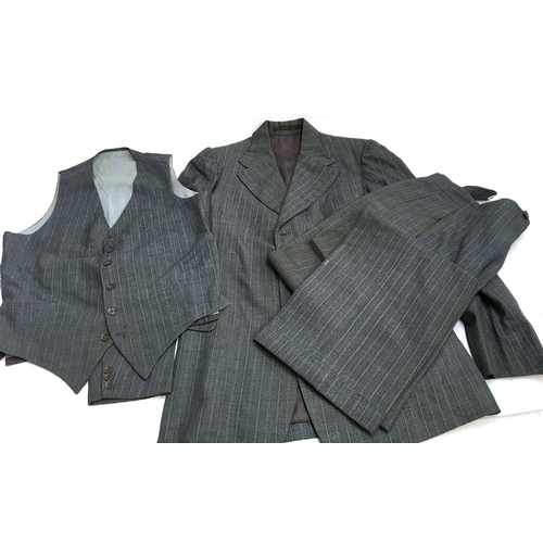 631 - A tailored gent's two piece suit by Kwon Fook Wing, single breasted jacket, 40