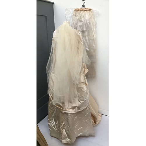 530 - A lined silk wedding dress, with internal lining, lace underskirt, and headdress