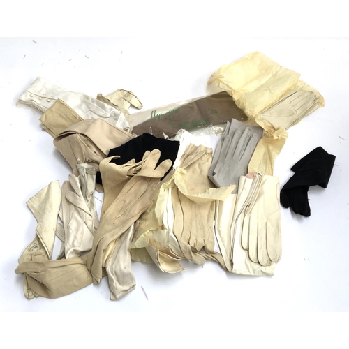 497 - A quantity of vintage ladies gloves