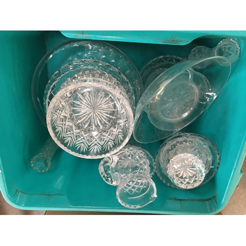 123 - A mixed lot of glass and cut glass to include cake stand, vases, bowls, trinket dishes etc